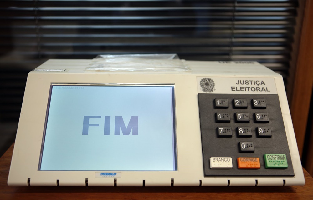 Ir para  <p>O n&uacute;mero de eleitores que deixaram de comparecer &agrave;s urnas neste domingo chamou aten&ccedil;&atilde;o de especialistas. As estat&iacute;sticas mostram, conforme analistas, uma desconfian&ccedil;a com...